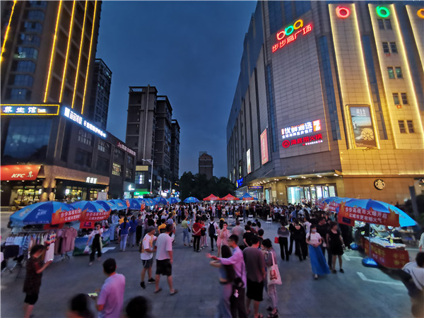 开放前坪做夜市 步步高多店试水地摊经济