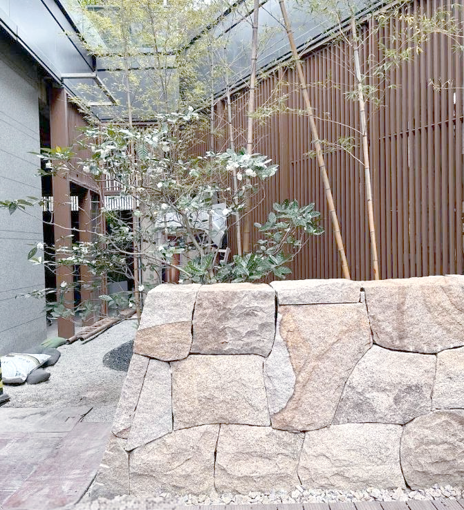 庭院中的毛石景墙:感受自然与历史的独特魅力