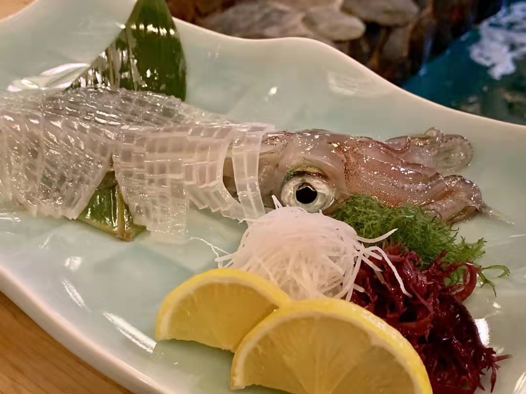 透明的鲜味,唯有活鱿鱼刺身可以给你!