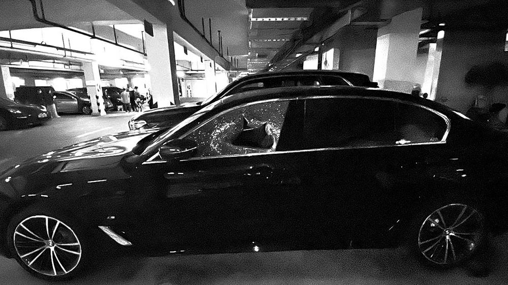 福州一小区地下车库 多部豪车玻璃被砸