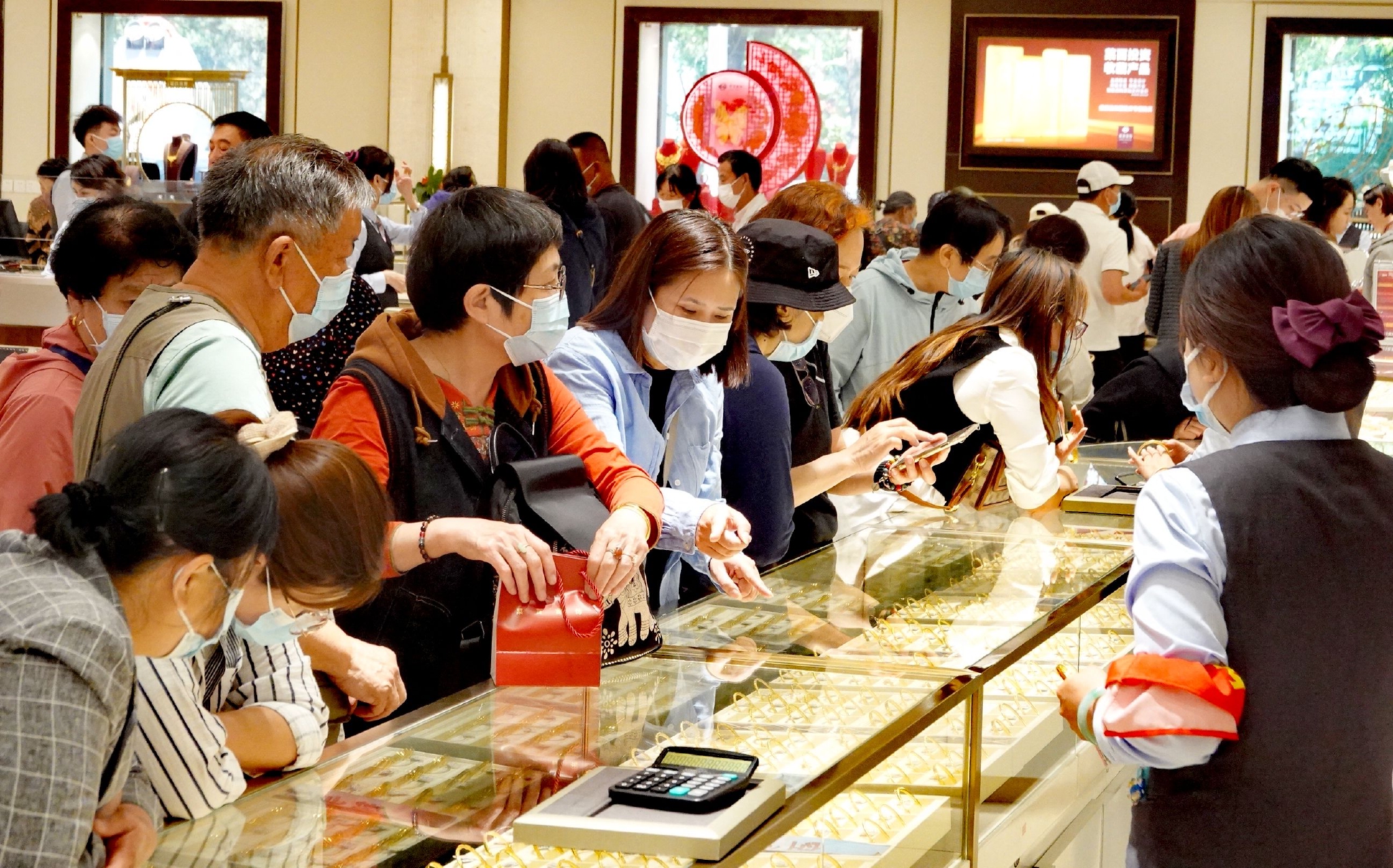 国际金价升至新高,入手金条么?未来走势如何?