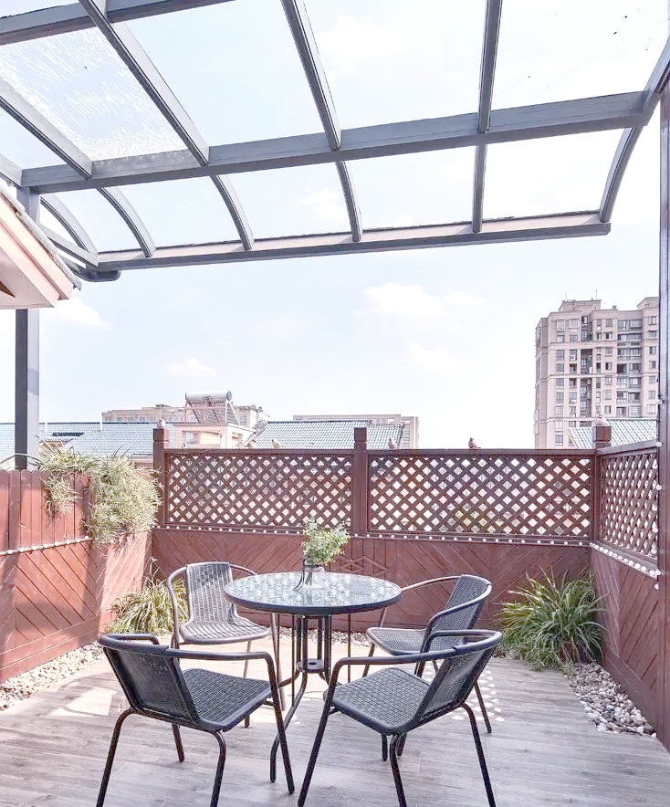 楼顶大露台装修决策:是否贴瓷砖?