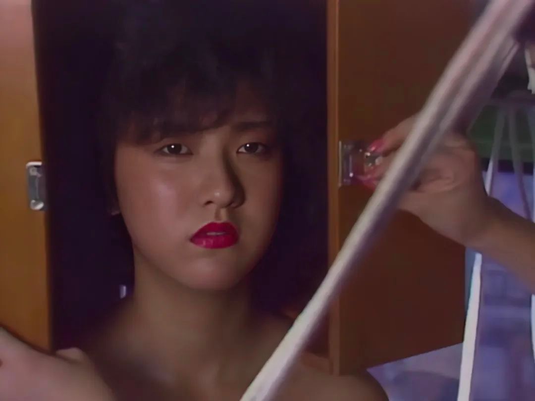 大尺度重口味恐怖电影《箱中女》:变态狂将已婚女性囚禁在箱子中