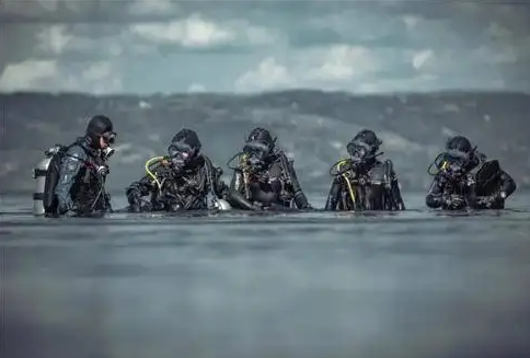 深海谍影:从希腊海战到美俄对决,1600年潜艇战史可谓步步惊心