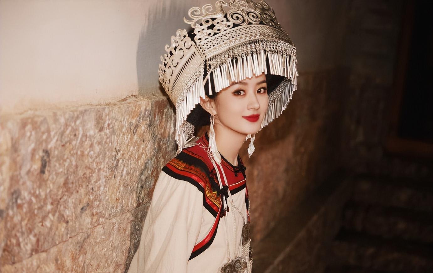 赵丽颖吃汉堡好忘我,嘴角沾酱汁不在意,吃相可爱少女感满溢