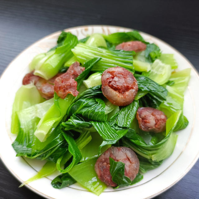 麻辣肠炒油菜,脆嫩清香,简单又好吃