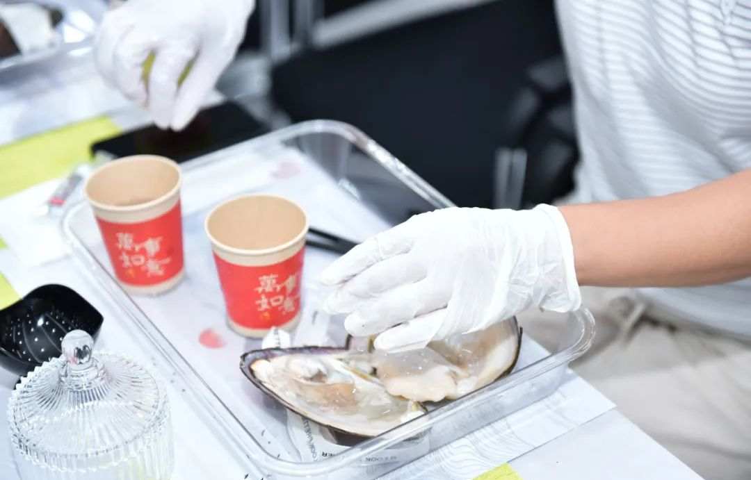 酒仙桥总工会举办珍珠开蚌活动,体验diy手作的乐趣