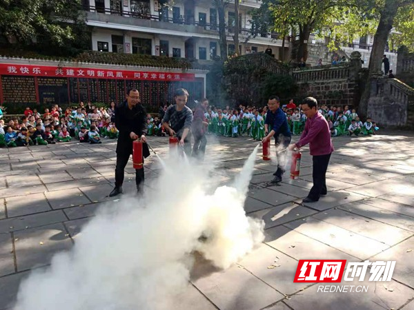 凤凰县文昌阁小学危险来临逃生自救,实战演练护驾平安校园