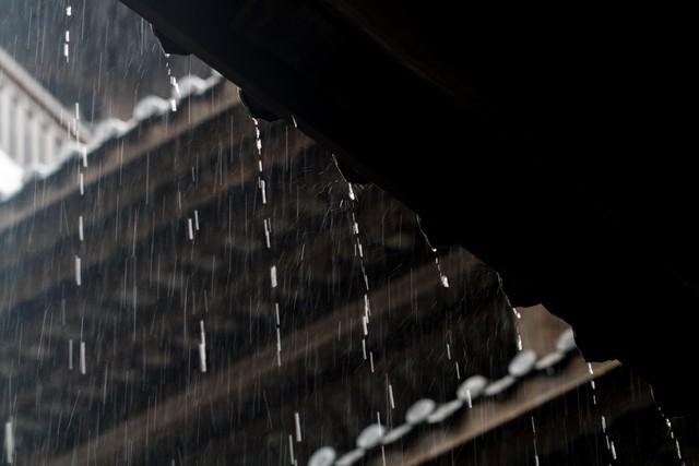 屋檐下躲雨唯美图片