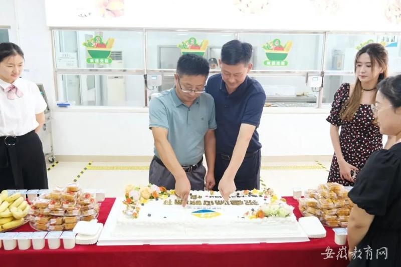 甜甜蛋糕暖人心 共享節日幸福味 合肥市金湖小學慶祝第三十八個教師節