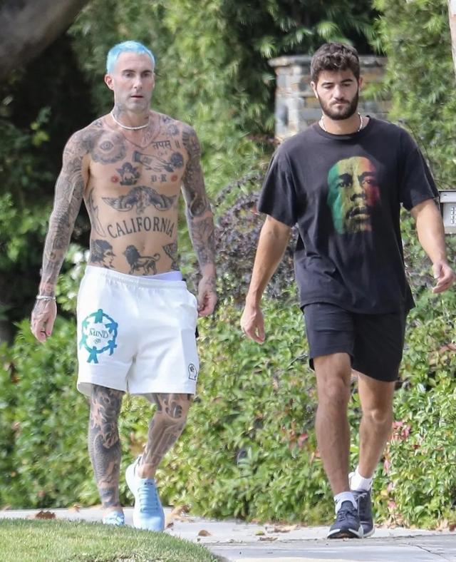 当地时间10月5日,harry styles现身纽约街头 今天是街头潮男哈卷!