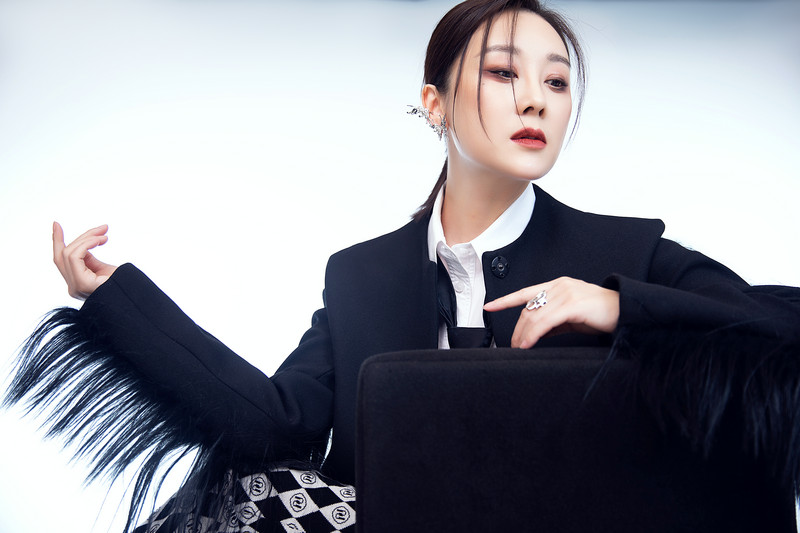 演员魏辰妃最新写真释出 黑西装低马尾时尚造型清爽酷飒
