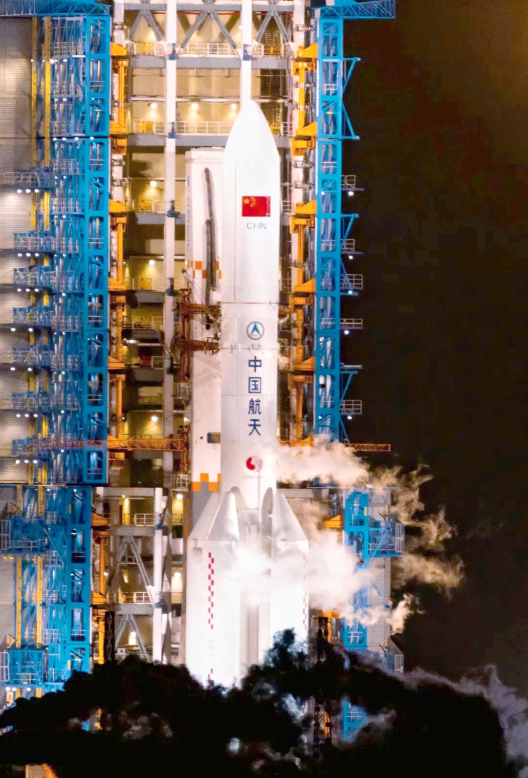 长征五号火箭发射的精彩瞬间,夜空中绽放的绚烂火焰