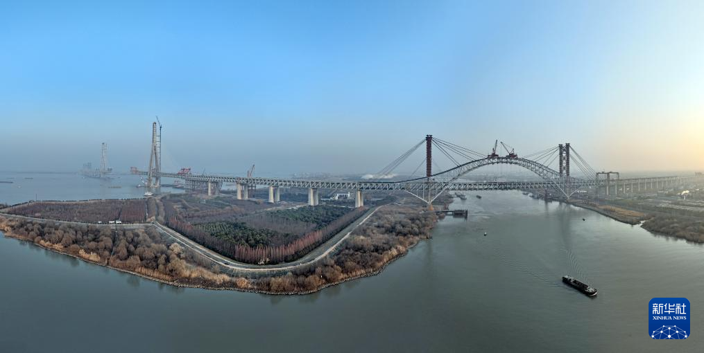 江苏常州:常泰长江大桥录安洲专用航道桥合龙