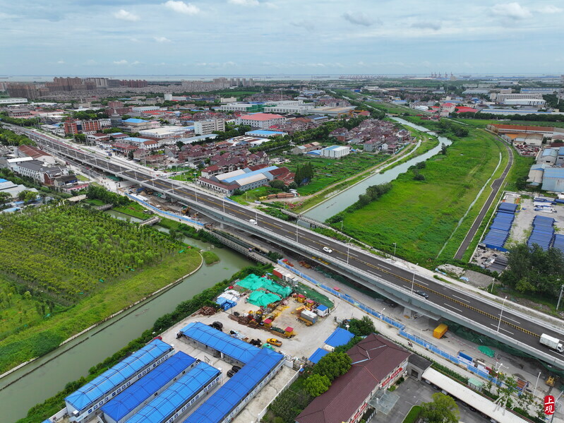 吴淞江工程上海新川沙河段飞云桥西幅桥建成通车,行人可赏着风景漫步