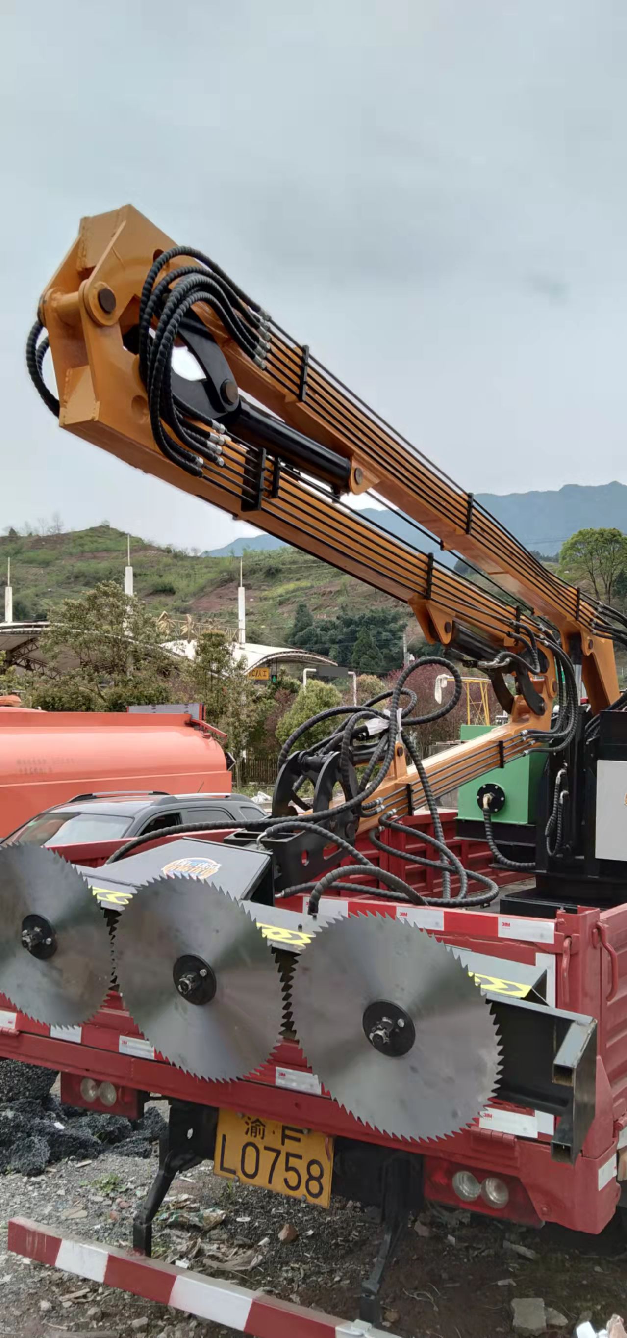 平板车载高速绿篱修剪机 公路中分带修剪机 大型高速边坡绿篱机