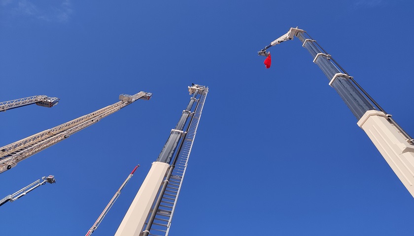 左二为高66米云梯,右一为高88米登高平台.摄影:刘云飞