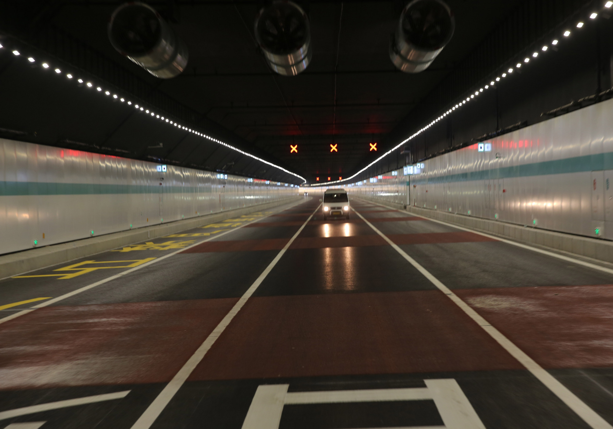 9公里,全线采用双向六车道高速公路标准建设,其中太湖隧道长10.