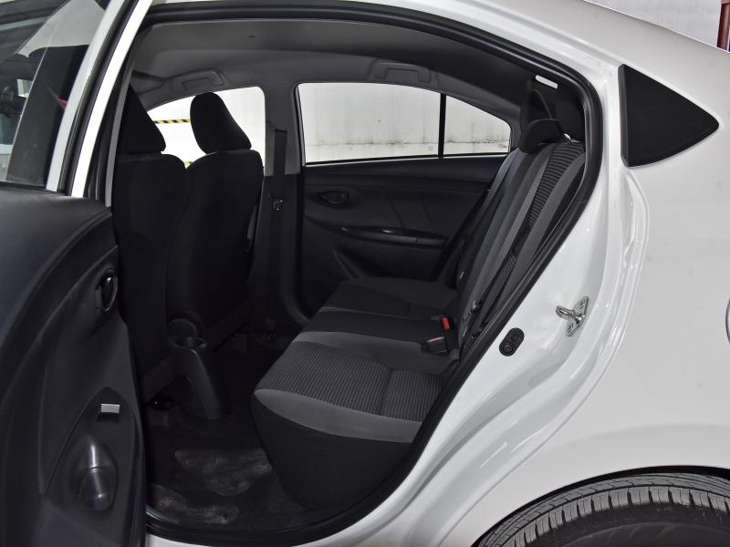 威驰后排靠背如何放倒