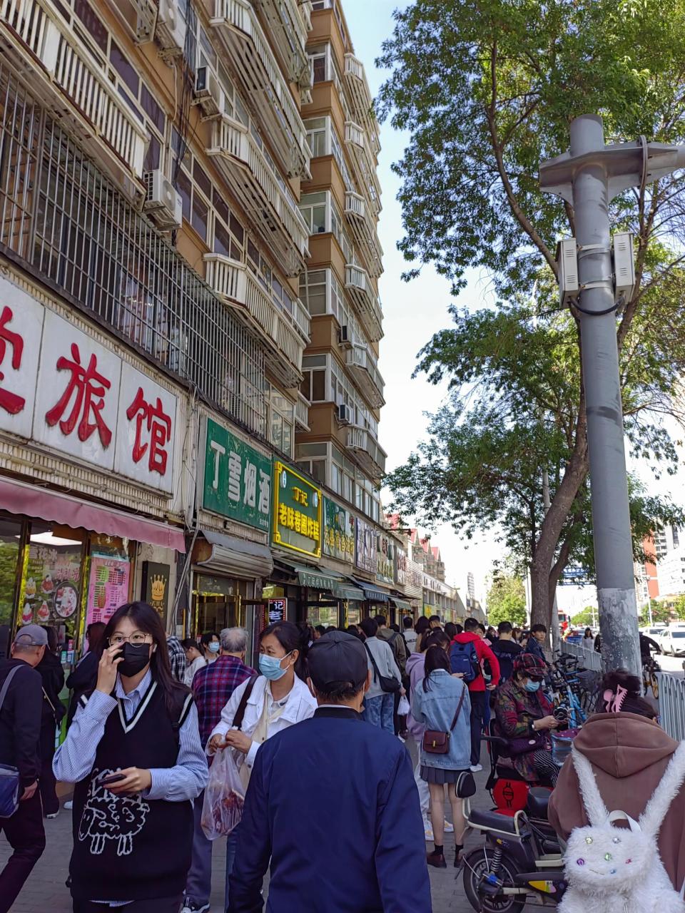 五一假期第一天,中午十一点的西北角回民美食街 平常