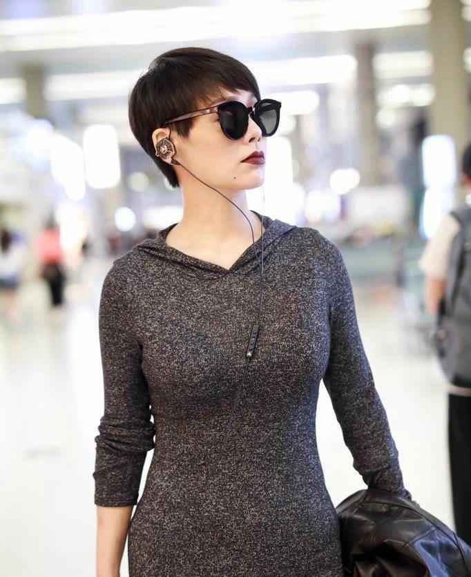 宁静又带火了一种新穿法,叫"大身穿小衣",括号臀太惊艳