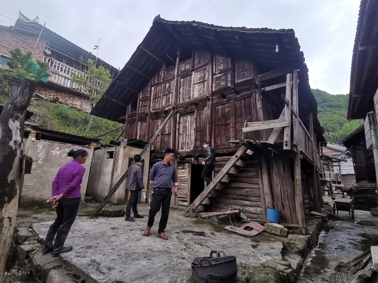 三都县大河镇住房保障专班走村入户核查住房安全保障工作