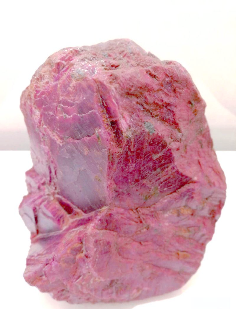 中国最大红宝石原石亮相,爱情象征引发热议