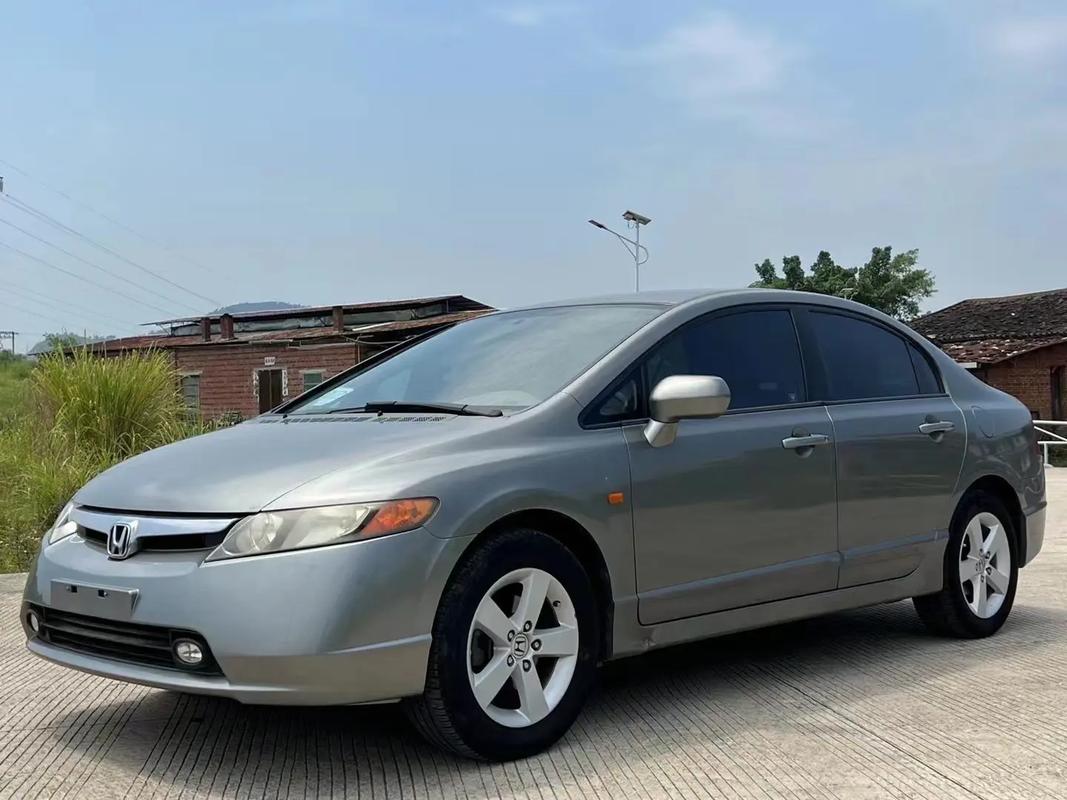 本田思域八代手动版是一款备受赞誉的车型,其外观设计颇具匠心,几乎