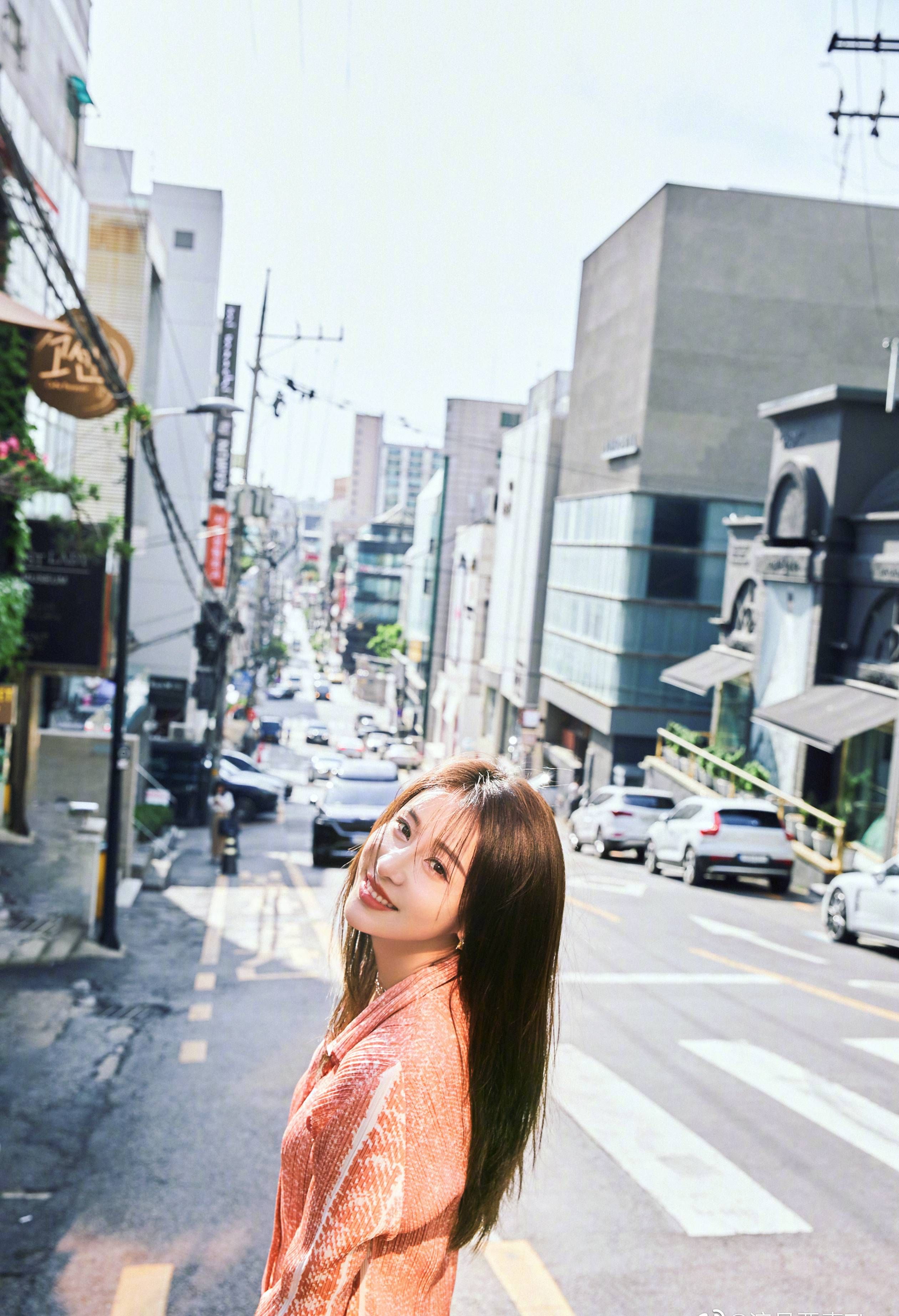 贾青长发飘飘街头时尚写真