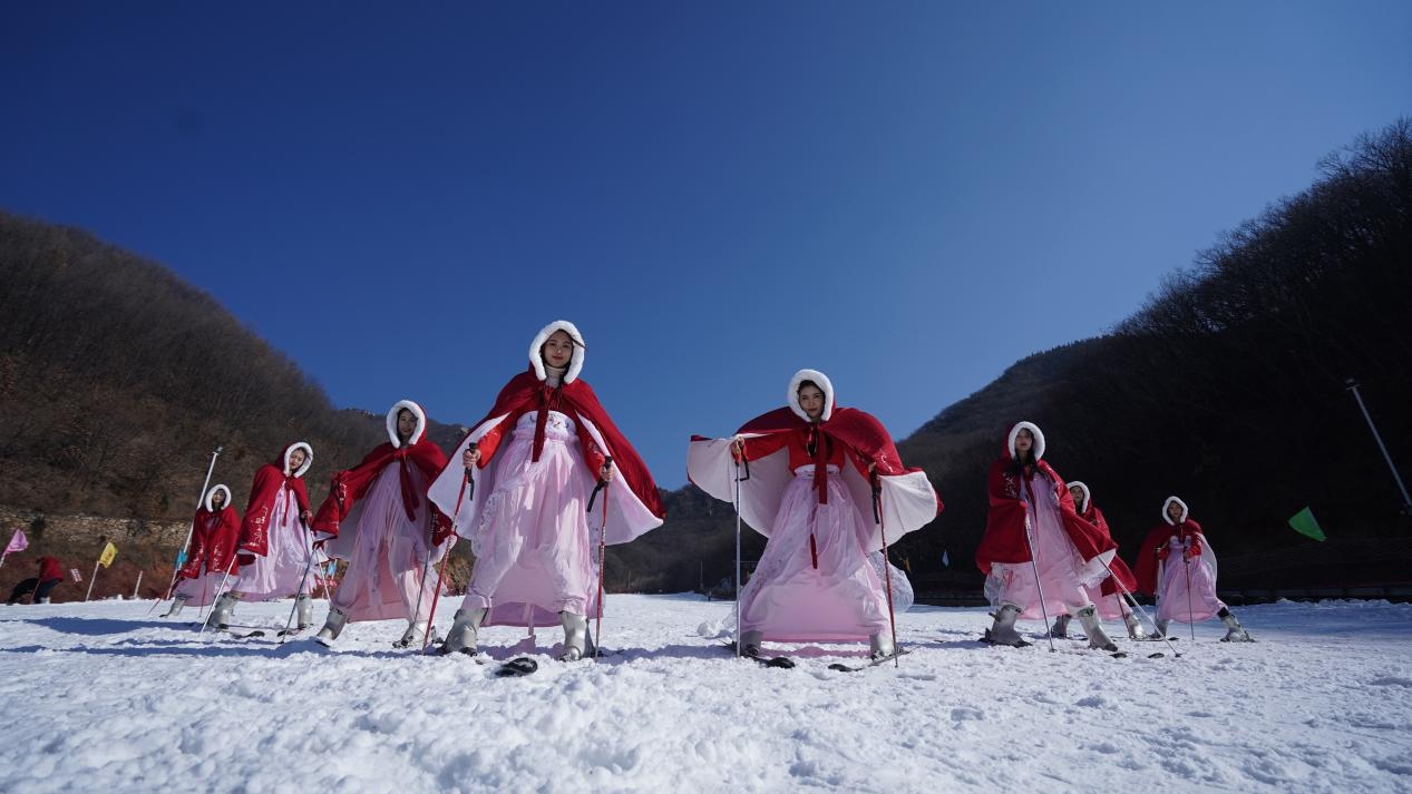 河南禹州:群虎滑雪迎冬奥庆新年