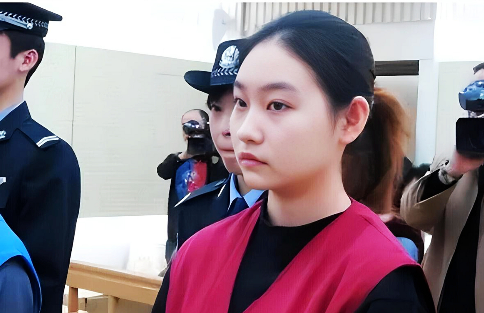 2006年,张笑受审的一幕是这样的:这个北京姑娘,曾经极度贪慕虚荣,热爱