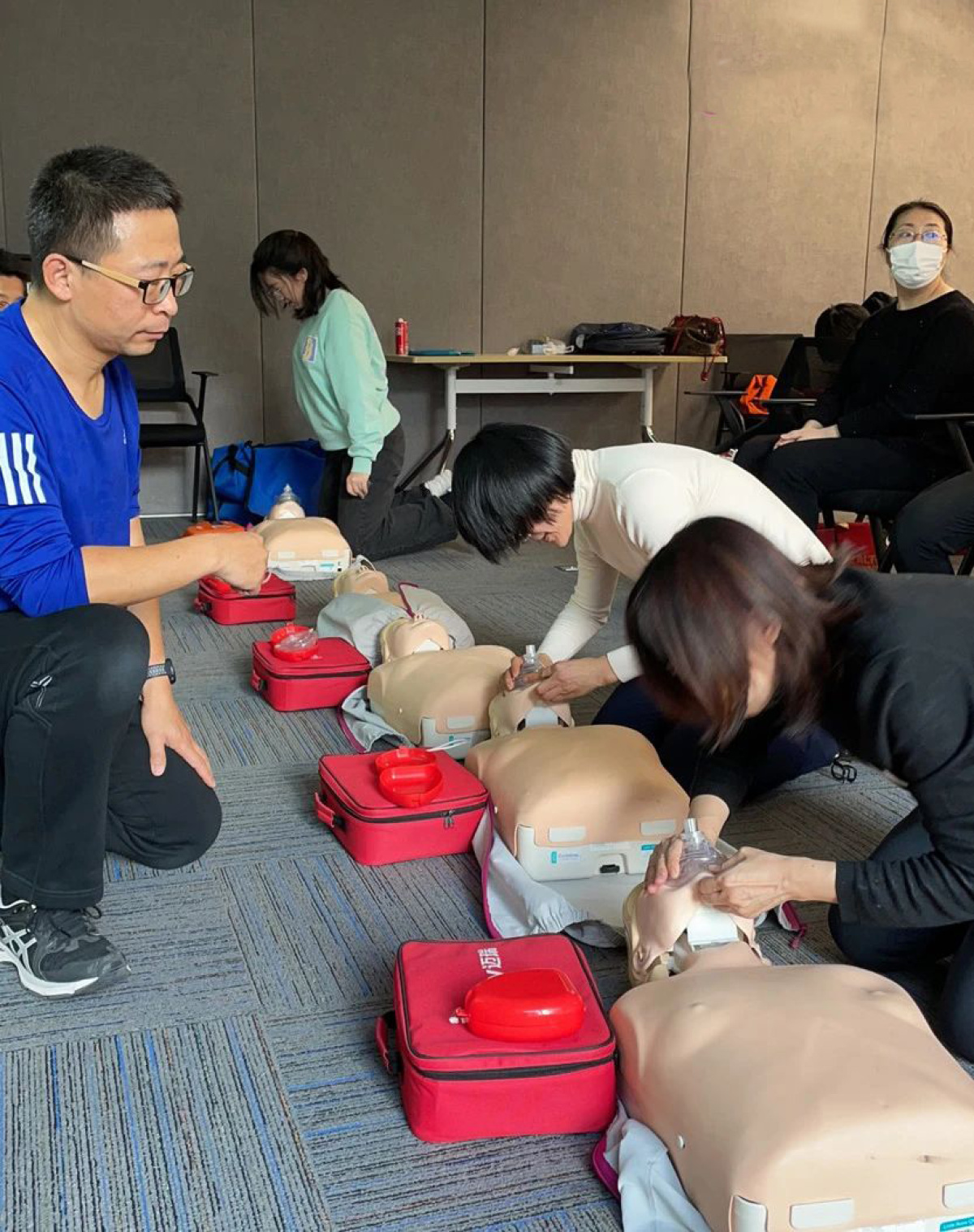 随身携带aed10年急救科普博主高铁救人背后救人不止是医院的事丨