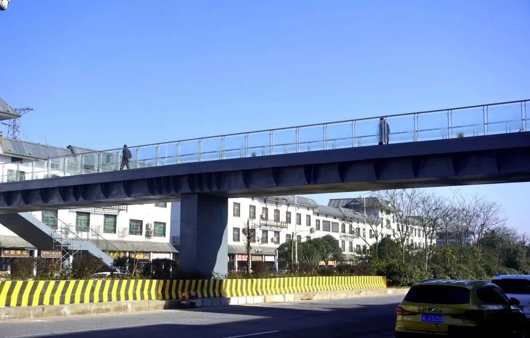 当车辆行驶至飞天山镇主干道时一座新修建的人行天桥就屹立在郴州大道
