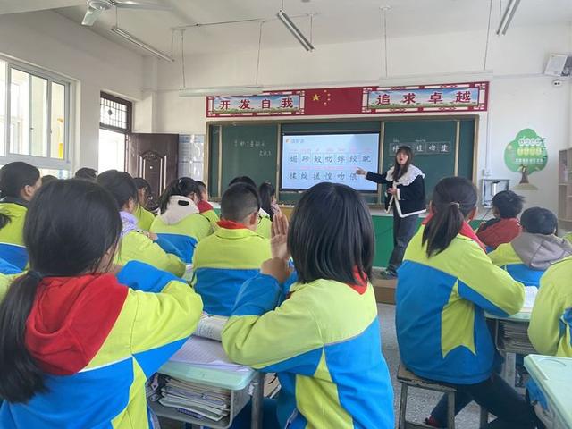 河南镇平县枣园镇中心小学:凝心聚力 以研促教 共同成长