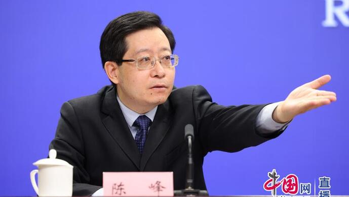 人社部新任新闻发言人陈峰亮相,与卢爱红共同承担新闻发布工作