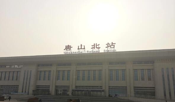 唐山北站太热闹,公交车上人挤人!
