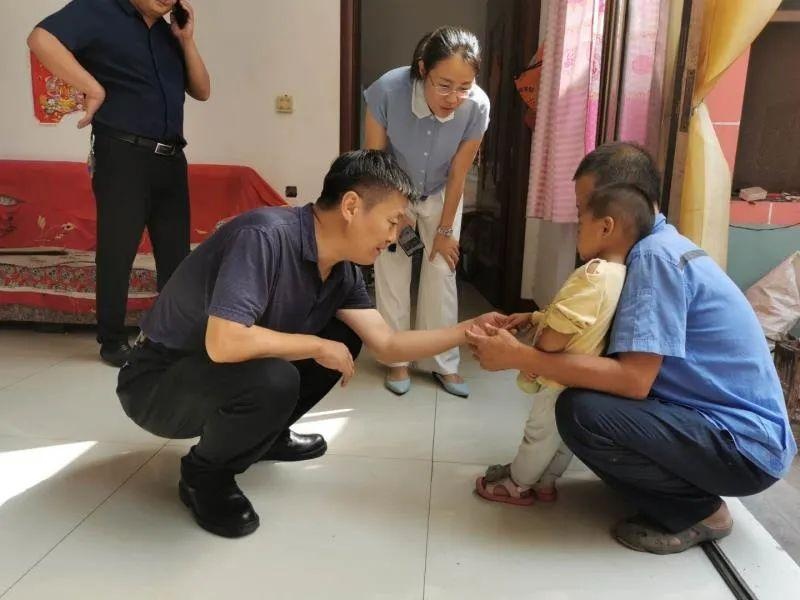 市残联理事长赵逢永一行来官桥督导检查残疾人扶贫政策落实工作