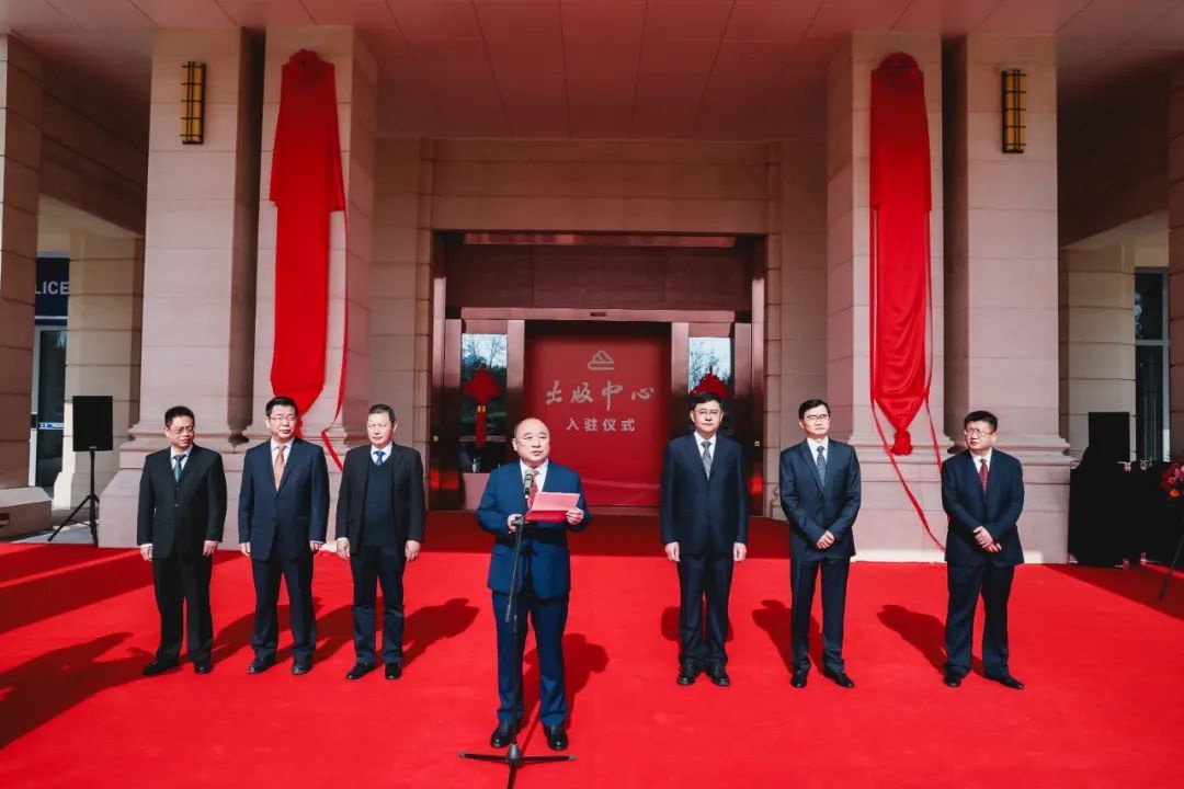 江西出版集团举行出版中心入驻揭牌仪式