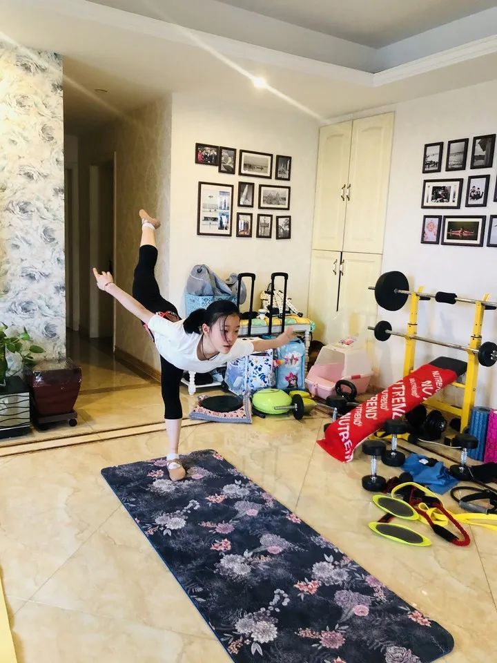 所以身体发育期,王培嘉也需要控制饮食,在外征战,她随身携带一口锅,"