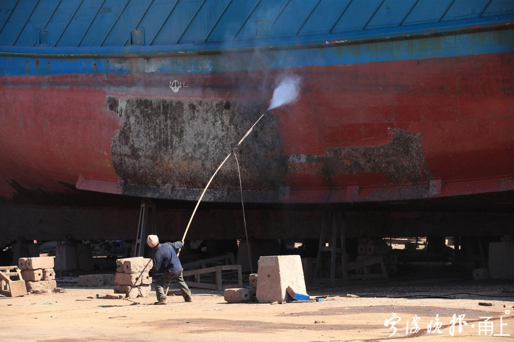 渔船"皮肤护理员"的重要的职责,除了一年四季都要有的制造新船的工作