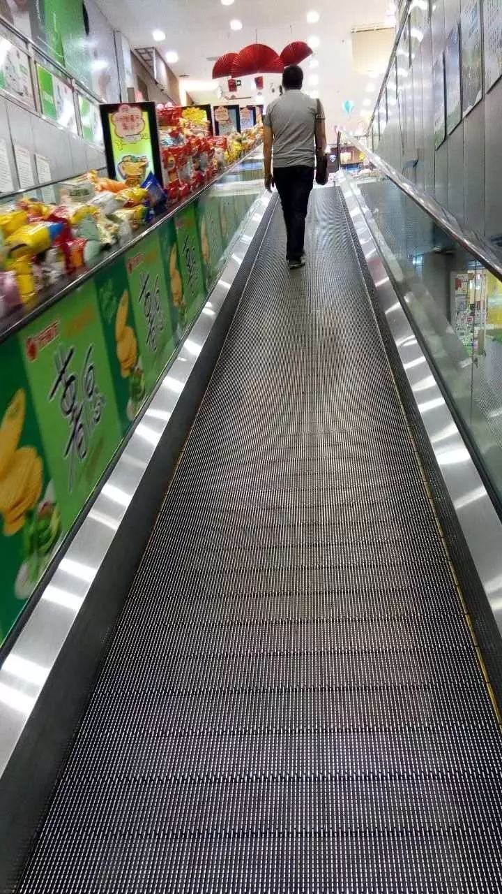 为什么扶手电梯的速率跟扶手履带的速率不一样?