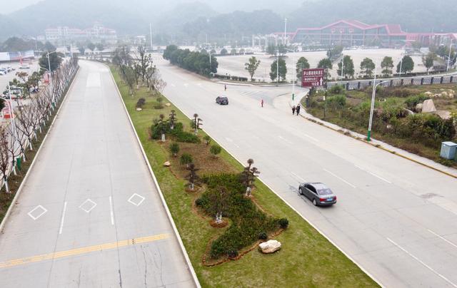 庐山北门换乘中心前道路绿化分车带顺利完工