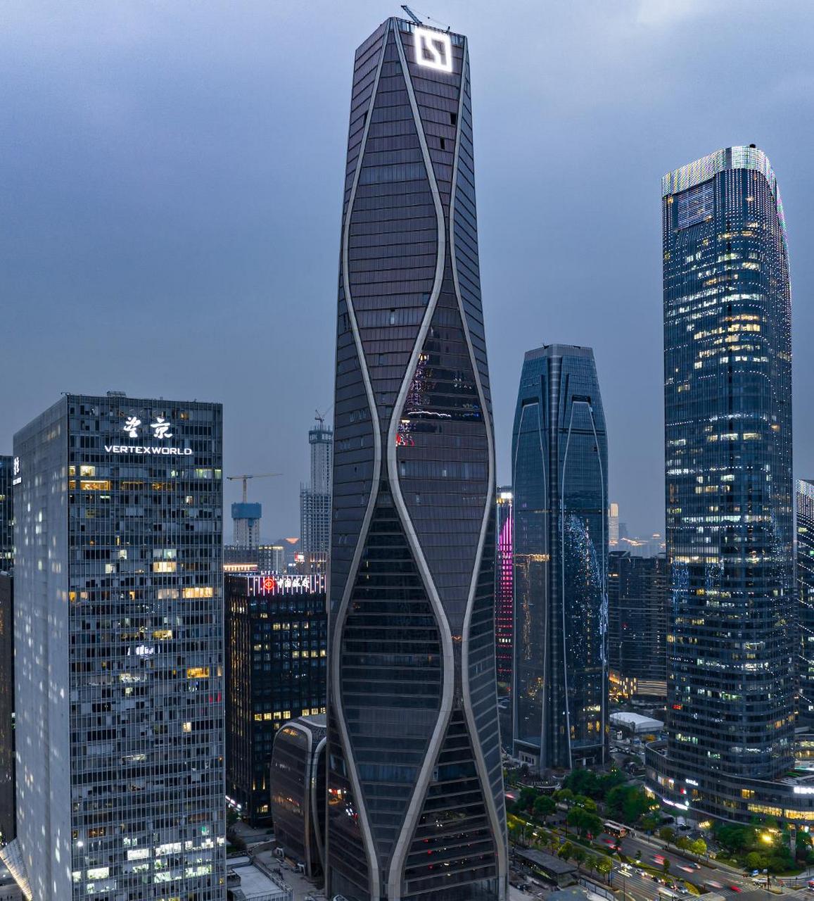 极富表现力的造型犹如钱塘江浪潮,赋予建筑连绵不绝的动态感.