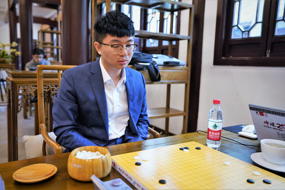 西南王芈昱廷逆转击败柯洁 将与杨鼎新争冠