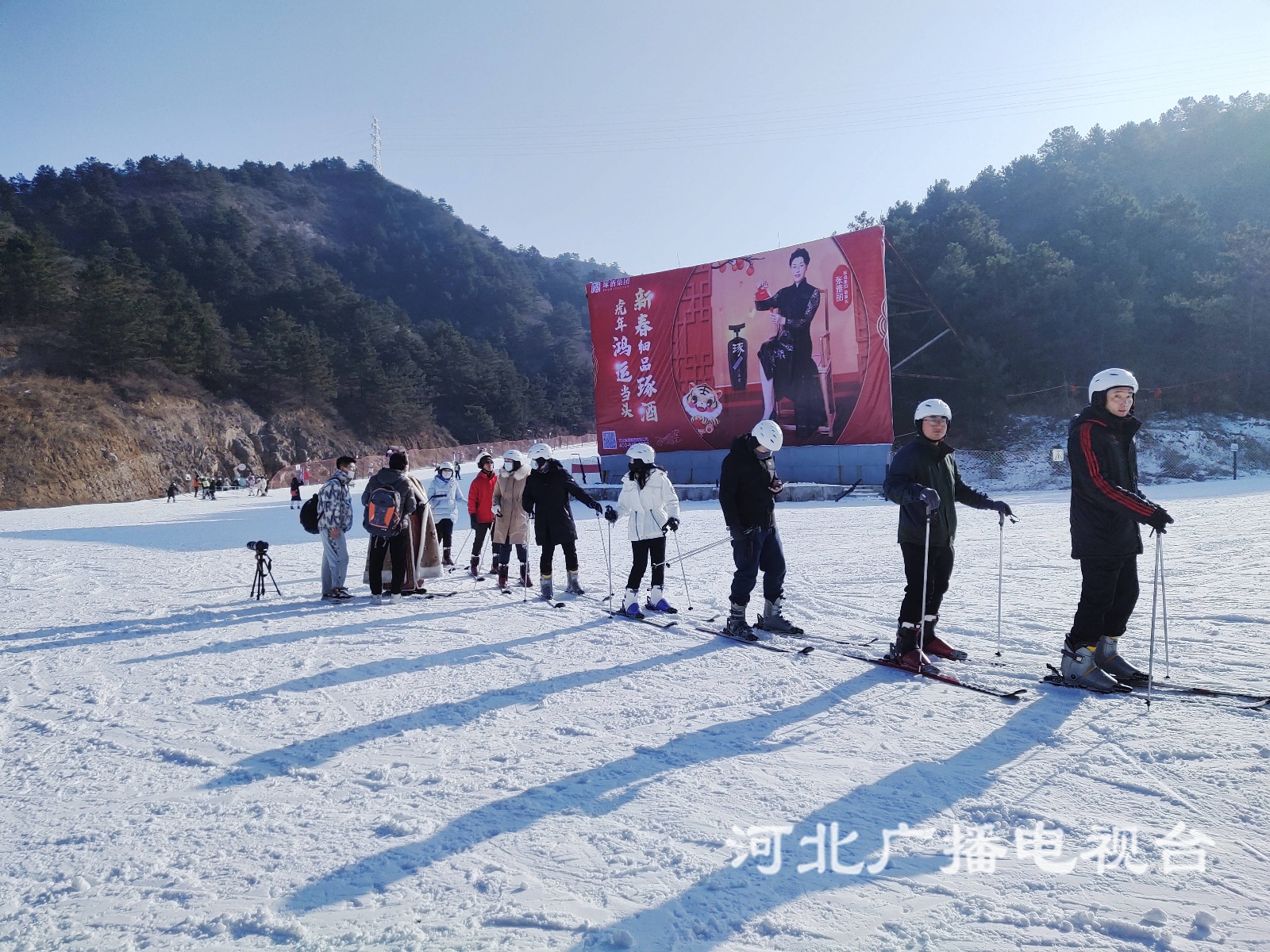 为迎接冬奥会,承德元宝山滑雪场学习滑雪人越来越多