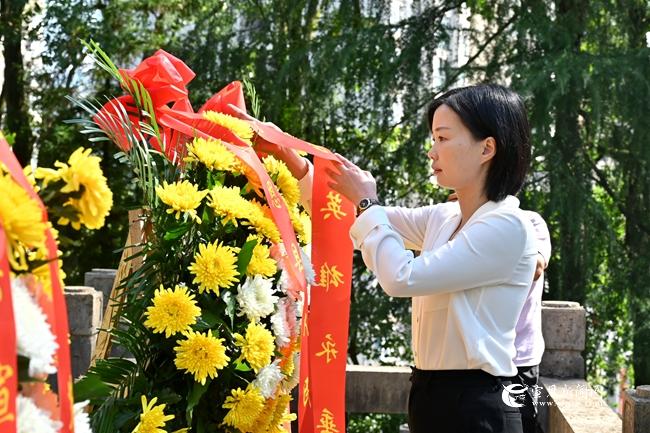 习覃整理花篮缎带