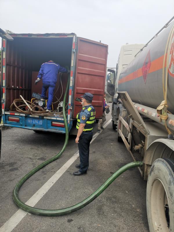 胆大司机偷运偷卖1452升柴油,多部门联合清除"移动炸弹"