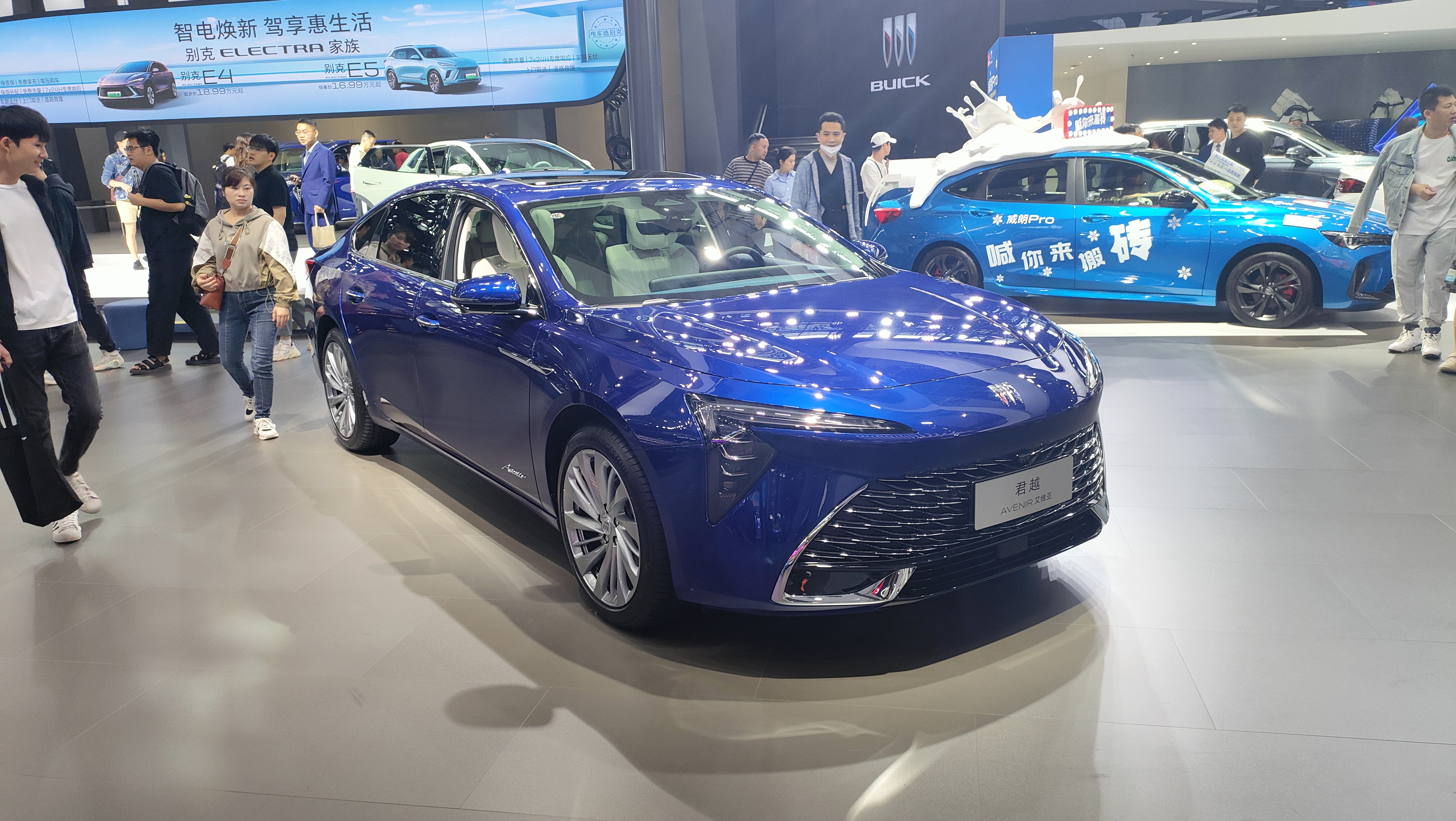 车展中,我有幸参观了别克展台上的汽车,目光被一辆别克君越吸引住了