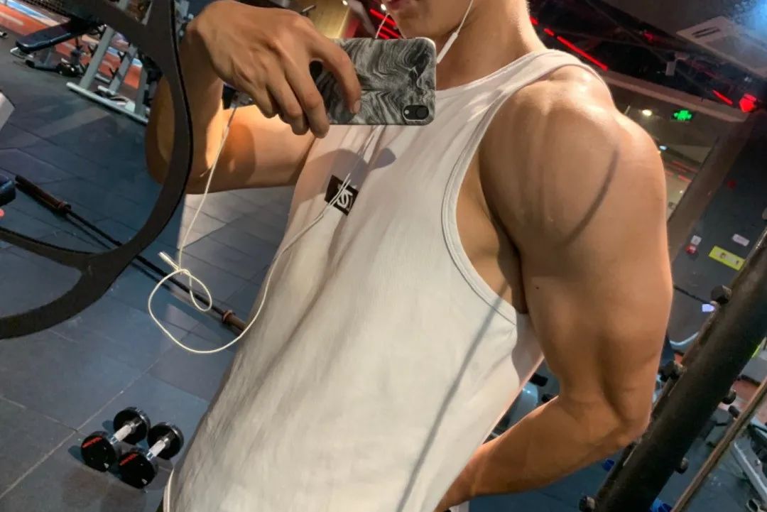 健身达人:99年上海体育生c位吸睛!