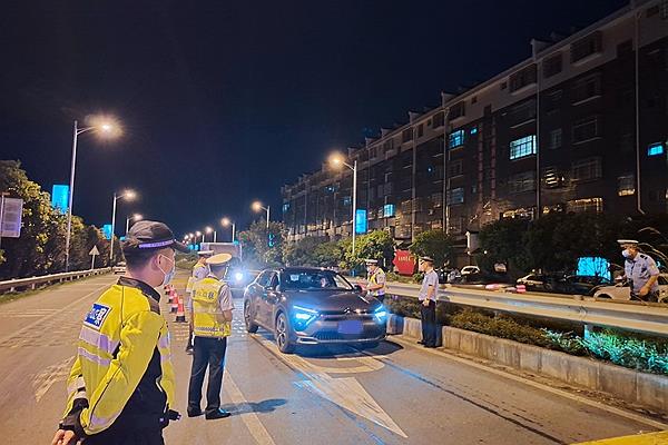 突击夜查双牌县交通运输局依法查扣3台非法车辆